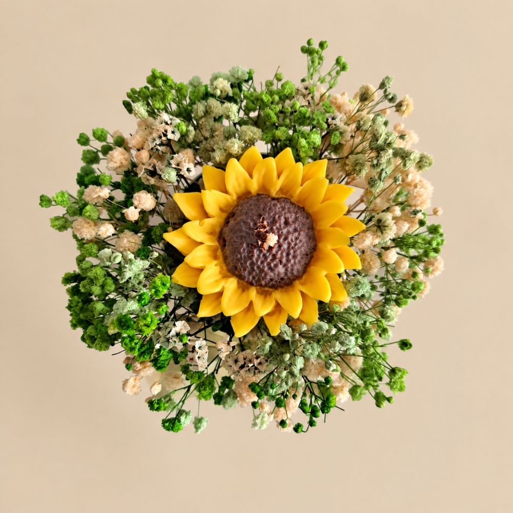 Widok z góry na bezzapachowy flower box ze słonecznikiem i gipsówką – Atmos Home.