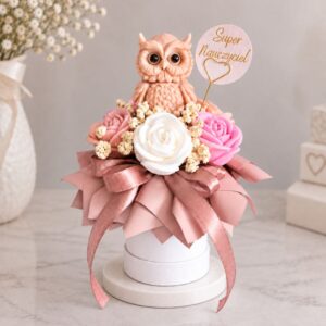 Ręcznie robiony flower box ze świecami sojowymi dla nauczyciela z sówką i topperem – Atmos Home.
