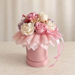 Flower box ze świecami sojowymi zapachowymi – różowy bukiet kwiatów handmade